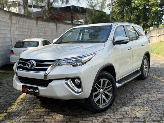 TOYOTA HILUX SW4 2.8 SRX 4X4 7 LUGARES 16V TURBO INTERCOOLER DIESEL 4P AUTOMÁTICO TOYOTA HILUX SW4 2.8 SRX 4X4 7 LUGARES 16V TURBO INTERCOOLER DIESEL 4P AUTOMÁTICO